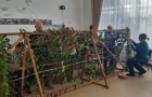 Плетение маскировочных сетей волонтерским клубом «По зову сердца» совместно со старшими школьниками в Бородиновке