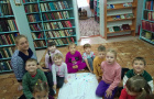 8 октября в Краснооктябрьской Павленковской модельной сельской библиотеке состоялось патриотическое мероприятие «Родина тяжелых танков - Танкоград». Воспитанники детского сада «Чебурашка» - МОУ «СОШ им. Заика Л.Т.» стали участниками познавательного занятия, посвященного легендарному Танкограду. В ходе мероприятия в доступной игровой форме детям раскрыли значение этого исторического понятия. Ребята узнали, что Танкоград — это не вымышленный город из сказки, а реальный промышленный центр, расположенный