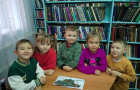 8 октября в Краснооктябрьской Павленковской модельной сельской библиотеке состоялось патриотическое мероприятие «Родина тяжелых танков - Танкоград». Воспитанники детского сада «Чебурашка» - МОУ «СОШ им. Заика Л.Т.» стали участниками познавательного занятия, посвященного легендарному Танкограду. В ходе мероприятия в доступной игровой форме детям раскрыли значение этого исторического понятия. Ребята узнали, что Танкоград — это не вымышленный город из сказки, а реальный промышленный центр, расположенный