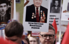 Алексей Текслер с супругой Ириной и сыном Михаилом приняли участие в шествии «Бессмертного полка» в Челябинске