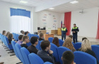 Сотрудники полиции продолжают проводить профилактические беседы на собраниях с родителями и школьниками